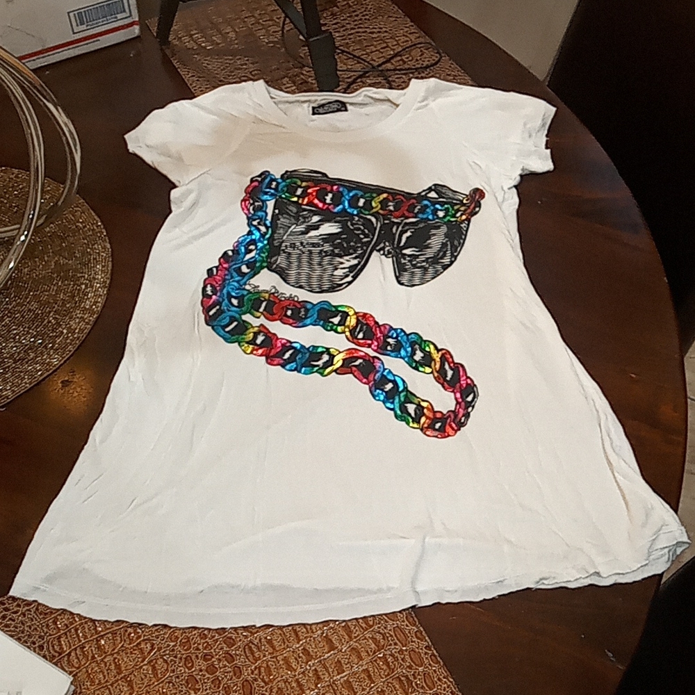 Rainbow metallic sunglass chain t-shirt